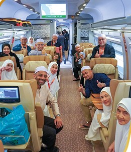 Jemaah Felda Travel menaiki Haramain Train