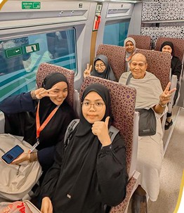Jemaah Felda Travel menaiki Haramain Train