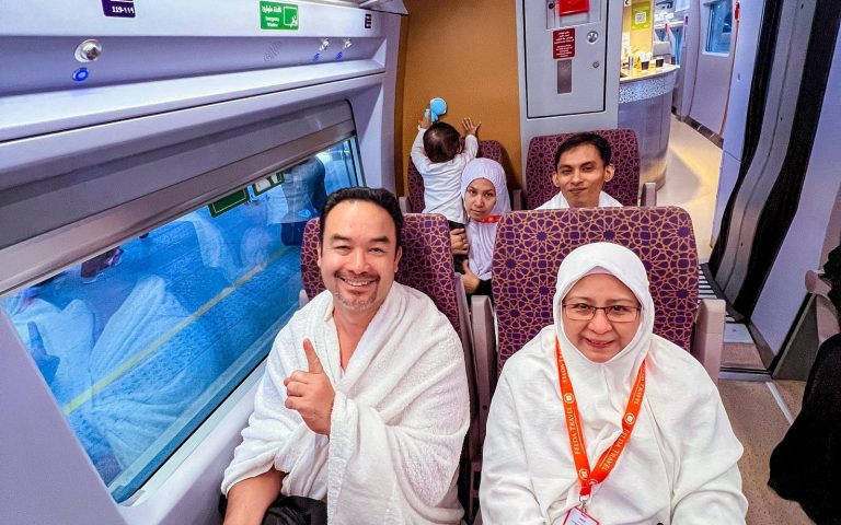 Jemaah Felda Travel menaiki Haramain Train
