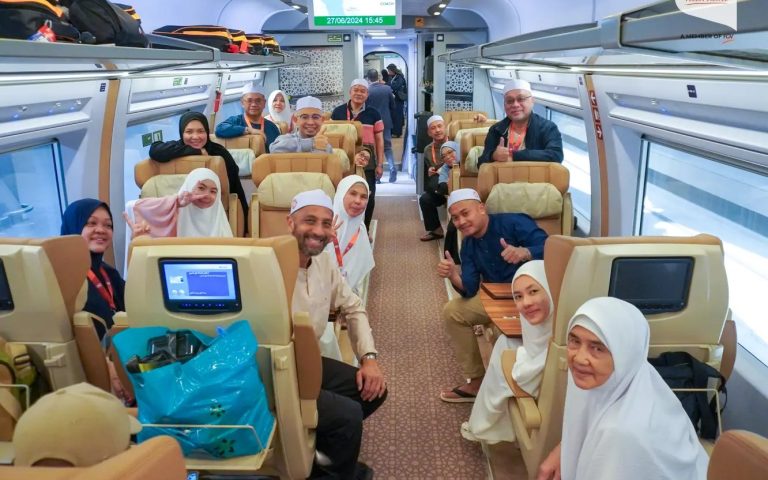 Jemaah Felda Travel menaiki Haramain Train