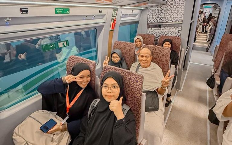 Jemaah Felda Travel menaiki Haramain Train
